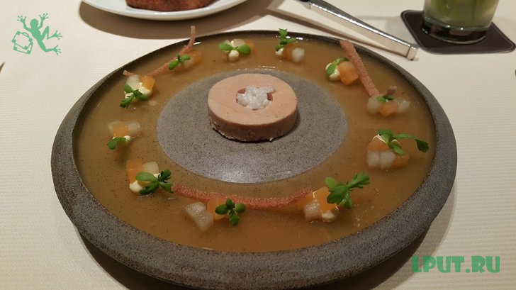 "Duck liver". Утиная печень (паштет), токайский маринад (желе по кругу), дыня и воздушный рис