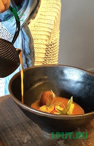 ... в удивительно ароматный, живописный и вкусный суп